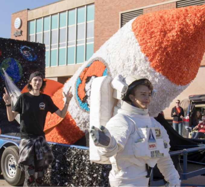 Honors College students showcase homecoming float during parade
